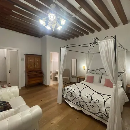 Residenza Corte Antica Bed & Breakfast 4*