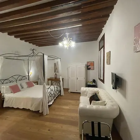 Bed & Breakfast Residenza Corte Antica 4*